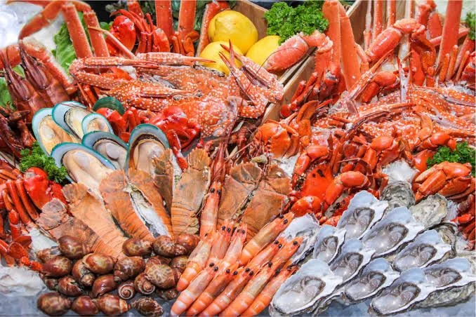 Hải sản (tôm, cua, mực, cá biển) vừa dễ gây dị ứng, vừa có tính sơ, dễ gây ngứa ngáy và kích ứng