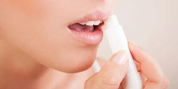 hãy dưỡng ẩm cho môi bằng các sản phẩm dịu nhẹ được khuyến cáo bởi spa