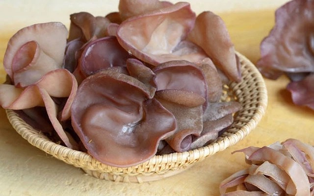Vitamin B nhóm (B1, B2, B3, B5, B9) trong nấm mèo có vai trò duy trì độ ẩm cho lớp biểu bì.