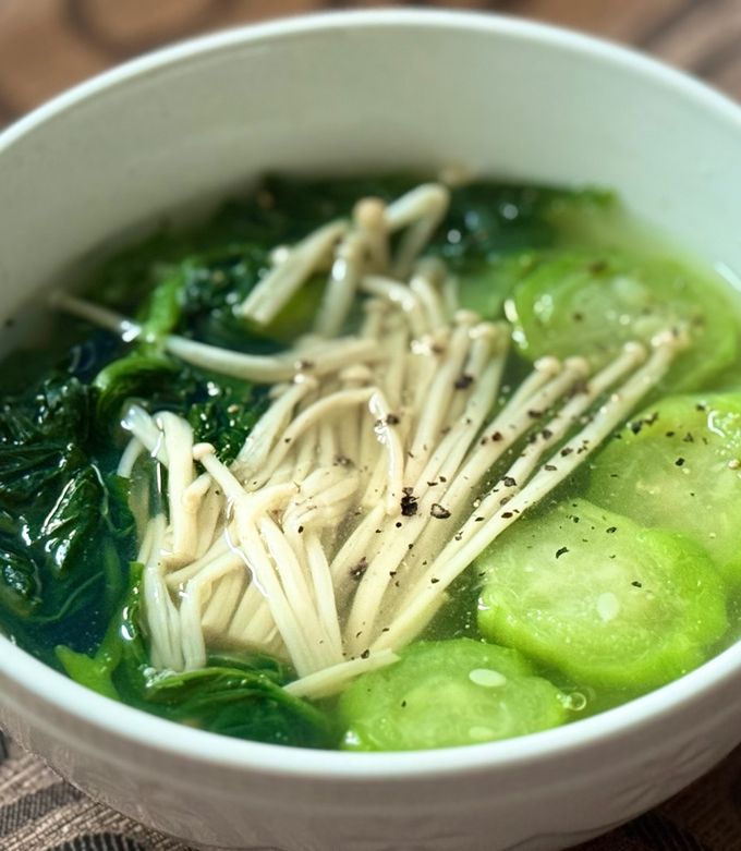 Có, bạn hoàn toàn có thể ăn nấm kim châm sau phun xăm môi.