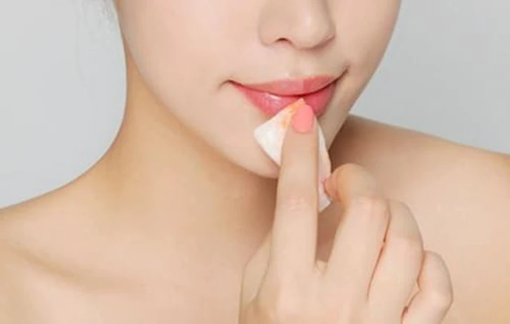 Rửa mặt nhẹ nhàng với nước lạnh và sữa rửa mặt mềm, thay vì chà xát hoặc dùng nước nóng