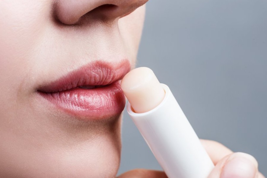 Bạn nên bôi son dưỡng không màu mỗi 2-3 giờ, hoặc mỗi khi cảm thấy khô.