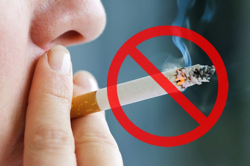 Hút thuốc là một trong những thói quen tàn phá môi nhất