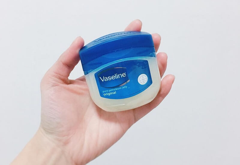 Một sai lầm phổ biến là bôi Vaseline ngay lập tức sau khi xăm môi.