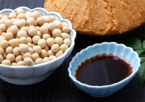 Người có vết thương hở có thể ăn nước tương nhưng tránh tiếp xúc ánh nắng