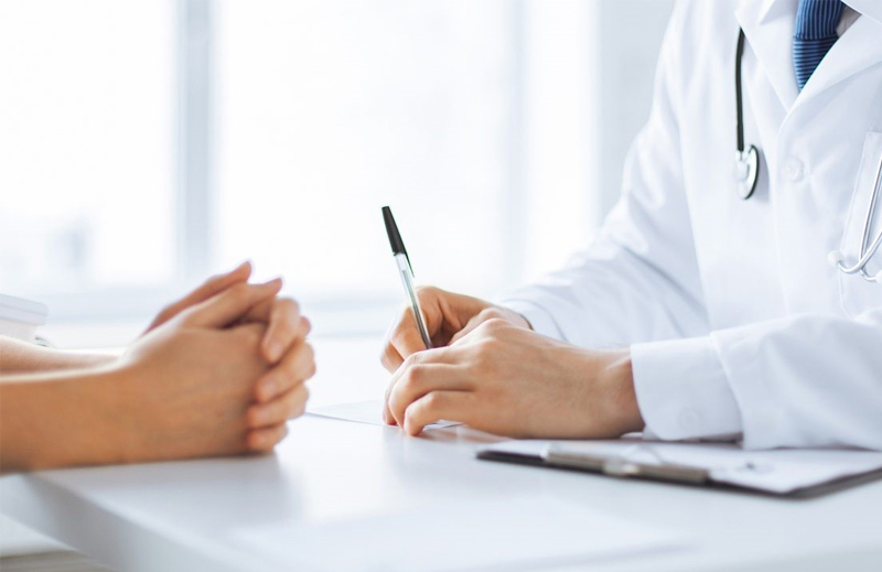 Thăm khám với bác sĩ để được kiểm tra tình trạng sẹo