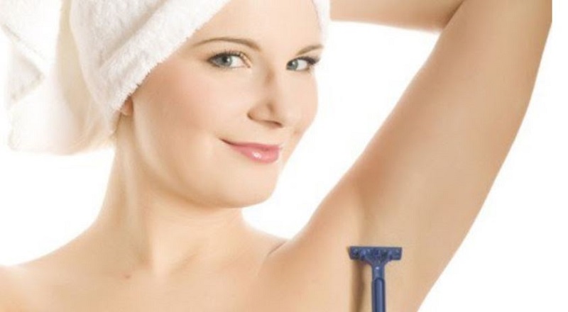 Chị em cần nắm rõ cách cạo lông nách bằng lưỡi lam đúng 