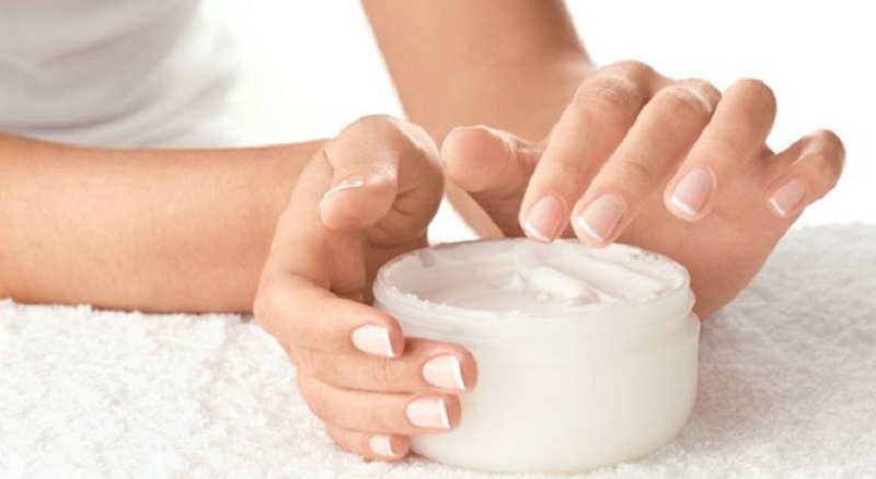 Bạn nên sử dụng kem dưỡng ẩm sau khi cạo lông nách với lưỡi lam 