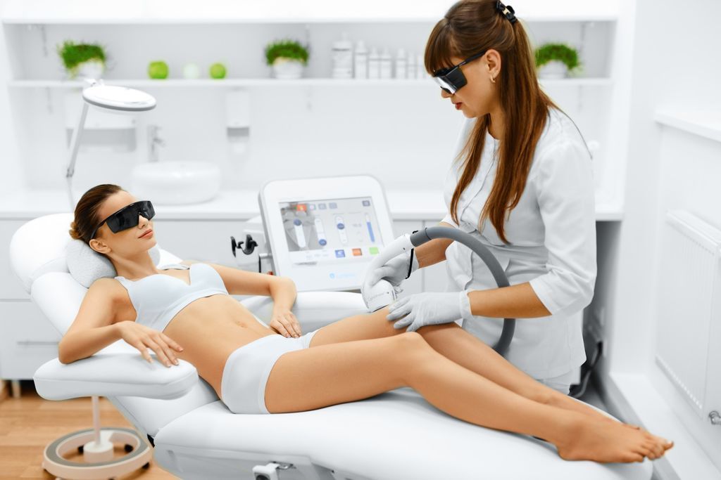 Diode Laser và IPL đều sử dụng năng lượng ánh sáng để giảm lông nhưng khác nhau về loại nguồn sáng và cách phân bố bước sóng.