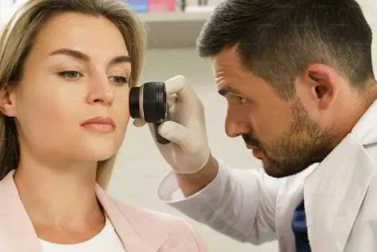 Kiểm tra da và trao đổi tiền sử trước laser giúp lựa chọn thiết bị, thông số phù hợp hơn.