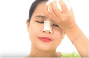 Chườm nóng bằng nước đun sôi để nguội sẽ giúp vết thương nhanh lành