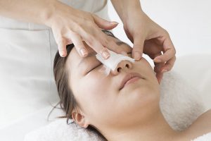 Tại sao phải hút dịch sau nâng mũi? Nên thực hiện như thế nào?