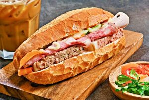 Sau cắt mí có thể ăn bánh mì nhưng số lượng vừa phải
