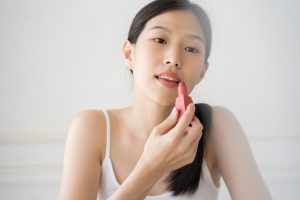 Giải đáp cắt môi xong khi nào được sử dụng son?