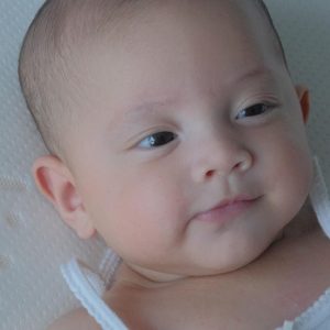 Nhiều phụ huynh thắc mắc khi nào mắt trẻ sơ sinh rõ 2 mí