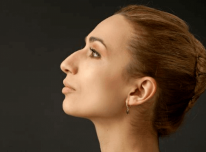 Nữ mũi khoằm thông minh nhưng lại là người nham hiểm, độc đoán