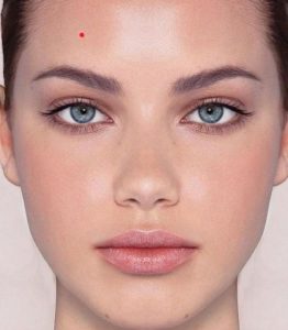 Nốt ruồi ở trên trán phải là mẫu người phụ nữ truyền thống