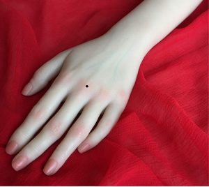 Phụ nữ có nốt ruồi mu bàn tay trái thường có ngoại hình xinh đẹp