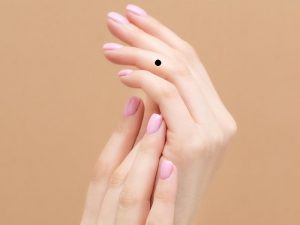 Những người có nốt ruồi ở đốt thứ hai sống hướng nội, ít biểu đạt cảm xúc