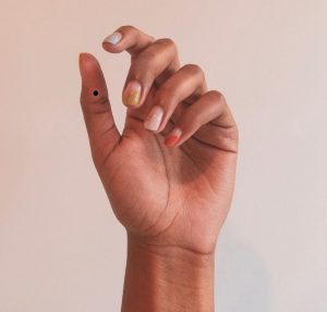 Nốt ruồi ngón tay cái bên phải nữ cho thấy sự nghiệp, tình duyên ổn định