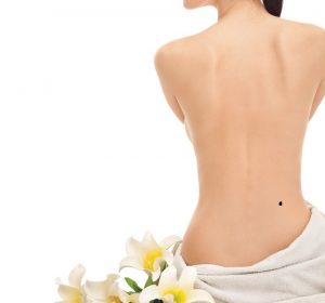 Nam hay nữ có nốt ruồi tại thắt lưng bên phải đều rất hòa đồng, vui vẻ