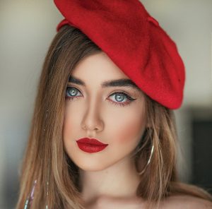 Khuôn mắt người châu Âu lại khá lớn, nếp gấp to và hốc mắt sâu