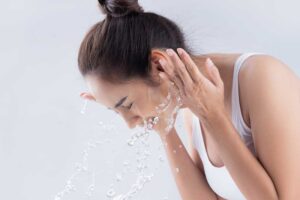 Cần đợi khoảng 10 ngày sau cắt chỉ thì mới có thể rửa mặt bằng nước thường