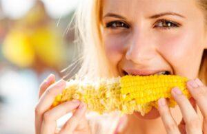 Ăn bắp đem lại nhiều lợi ích cho người vừa nâng mũi như làm đẹp da, giảm đau, chống oxy hóa,...