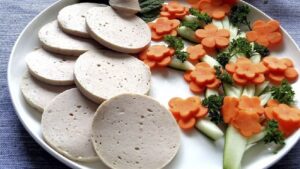 Chả lụa là món ăn quen thuộc trong các bữa cơm của người Việt