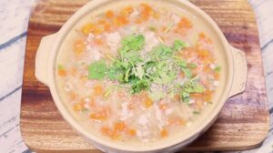 Khách hàng nên ăn cháo thịt bằm trong 2 - 3 ngày đầu sau nâng mũi