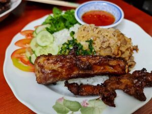 Cơm sườn là món ăn ngon dành cho người vừa nâng mũi