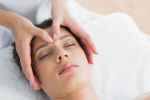 Massage là một trong các phương pháp nâng mũi không phẫu thuật có thể cải thiện tình trạng sống mũi thấp