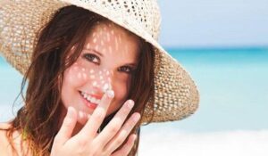 Sau nâng mũi nên sử dụng kem chống nắng đúng cách