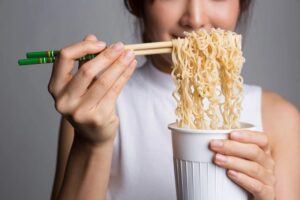 Sau nâng mũi, bạn cần kiêng ăn mì tôm trong một khoảng thời gian