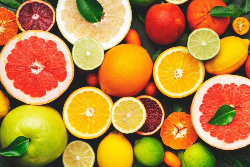 Trái cây nhiều vitamin A và C là thực phẩm mà bạn nên bổ sung sau khi nâng mũi