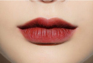 Màu môi đỏ đậm phù hợp với những người tự tin và yêu thích sự nổi bật
