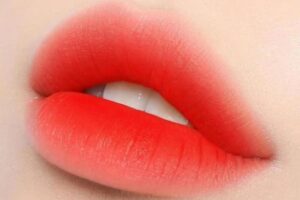 Phun môi ombre là phương pháp hiện đại với hiệu ứng màu loang tự nhiên