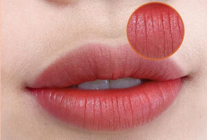 Phun môi 1 tháng chưa lên màu là hiện tượng bình thường do đang trong quá trình bong tróc