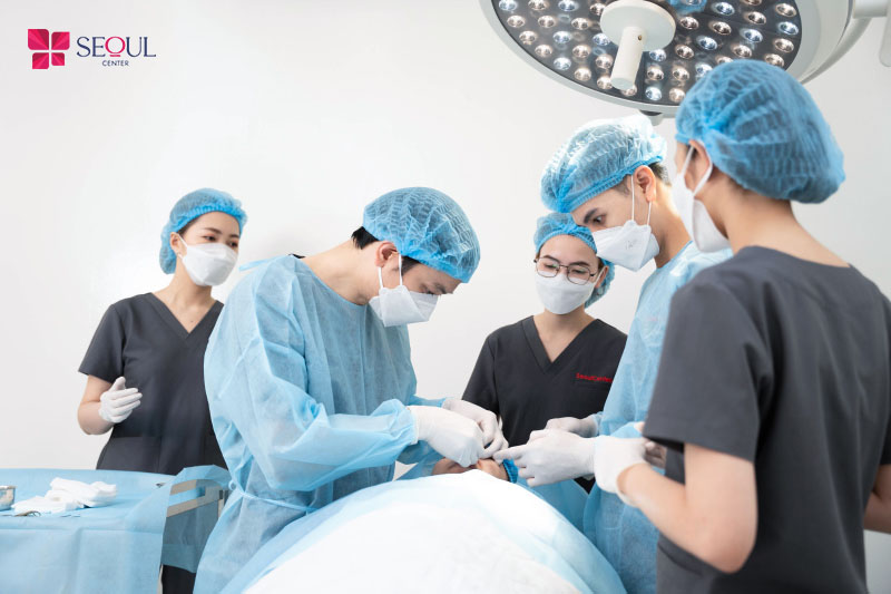 Bác sĩ có tay nghề cao thực hiện cắt mí mắt theo đúng quy trình, kỹ thuật