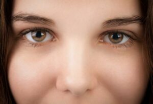 Sắc tố melanin và tần số phản xạ ánh sáng trong mống mắt ảnh hưởng rất lớn đến màu mắt của bạn