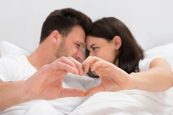 Chọn tư thế nhẹ nhàng, thoáng mặt, tuyệt đối tránh nằm sấp hoặc tì đè vào mũi.