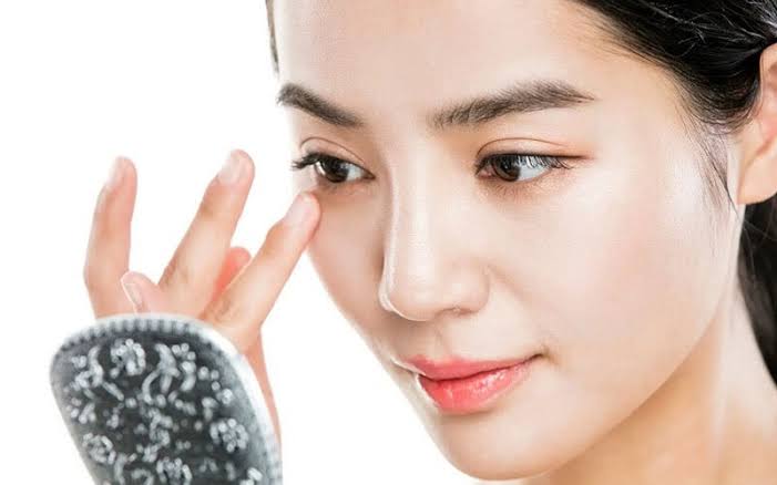Vệ sinh mắt bằng nước muối sinh lý và tránh chạm tay giúp vết thương nhanh lành hơn.