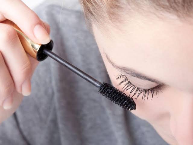 Bạn có thể trang điểm nhẹ nhàng sau 3 ngày nếu nếp mí đã bắt đầu ổn định an toàn.