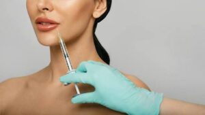 6 cách giảm sưng khi tiêm filler môi theo từng giờ