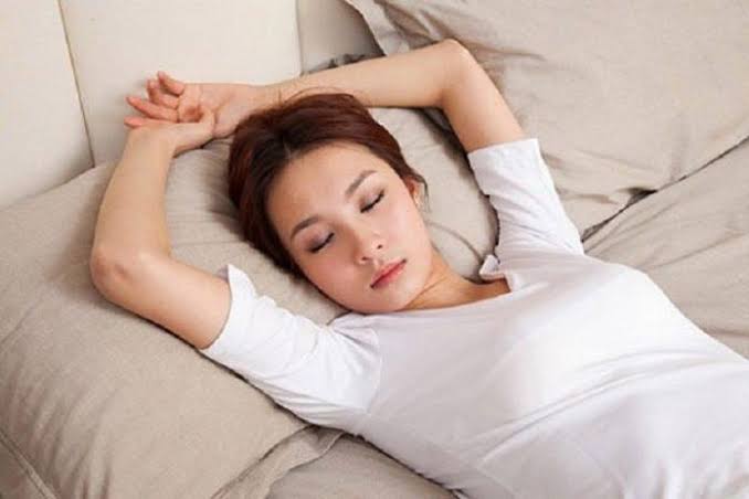 Trong 15–20 ngày đầu, phải nằm ngửa và kê cao đầu để tránh lệch mũi và giảm sưng.
