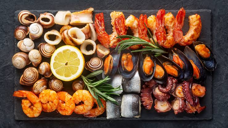Kiêng hải sản, thịt bò, rau muống và chất kích thích để tránh sẹo lồi, giảm viêm.