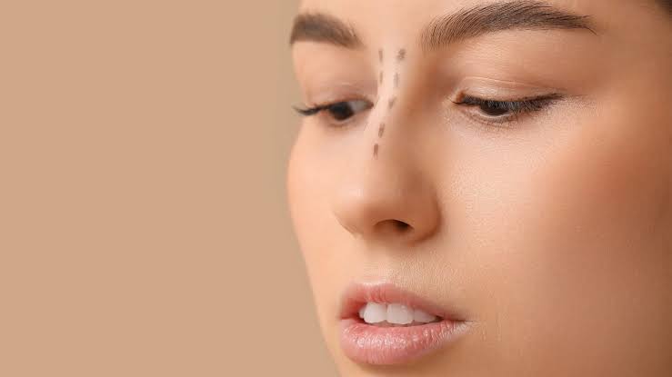 Sống mũi thẳng, cao vừa phải tượng trưng cho sự kiên định và năng lực tài chính ổn định.