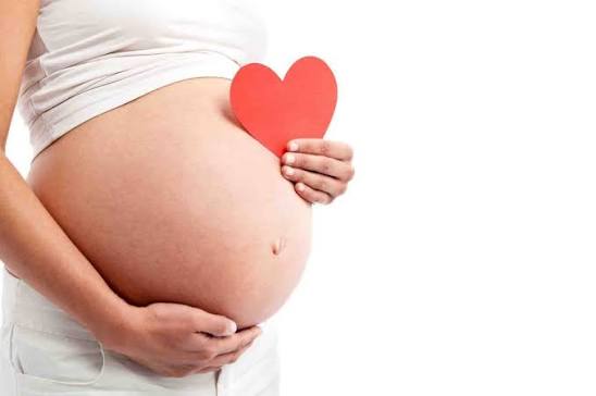 Mẹ bầu cần theo dõi sát cùng bác sĩ, tuyệt đối không tự can thiệp để bảo đảm an toàn.