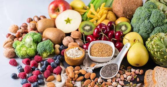 Thức ăn hỗ trợ lành vết thương gồm thịt lợn, trứng, đậu, rau xanh và quả mọng giàu protein, kẽm, vitamin C giúp tái tạo da non.