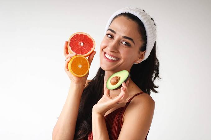 Vitamin C và E là chất chống oxy hóa mạnh giúp kích thích sản sinh collagen, hỗ trợ tan máu bầm nhanh và rút ngắn thời gian hồi phục mô tổn thương.